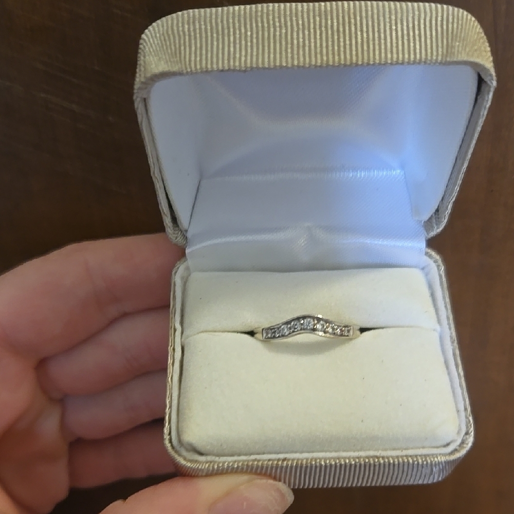 Elegant 14k White Gold Diamond Wedding Band